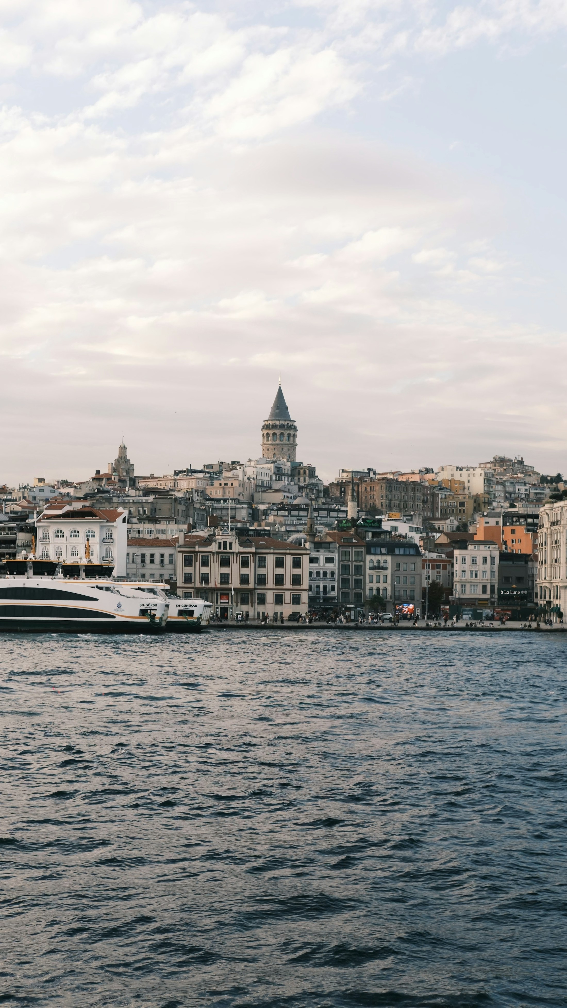 La tour de Galata et les ferries sur le Bosphore à Istanbul